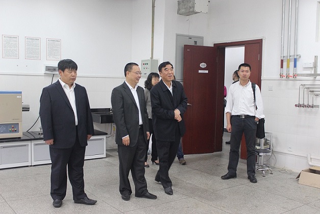 中石化副总经理曹耀峰院士来我校新能源与低碳技术研究院参观访问