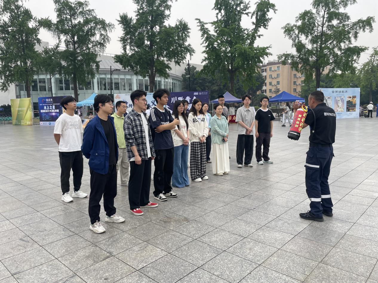 我院师生积极参加学校防灾减灾宣传周应急技能实操培训