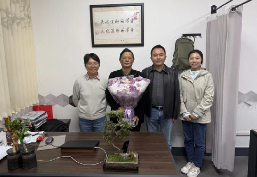 我院重阳节走访慰问退休教师